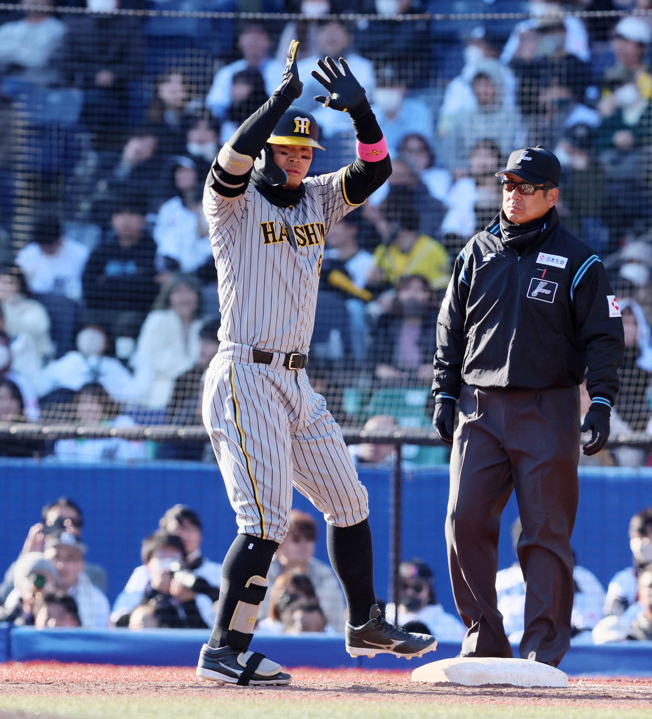 ロッテ対阪神　9回表阪神2死満塁、佐藤輝は中適時打を放つ（撮影・加藤哉）