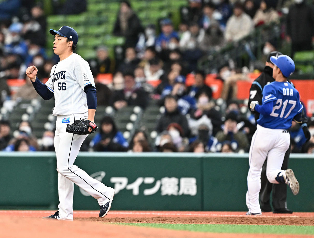 西武対中日　9回表中日2死満塁、宮沢（左）は尾田を一ゴロに打ち取りガッツポーズする（撮影・滝沢徹郎）