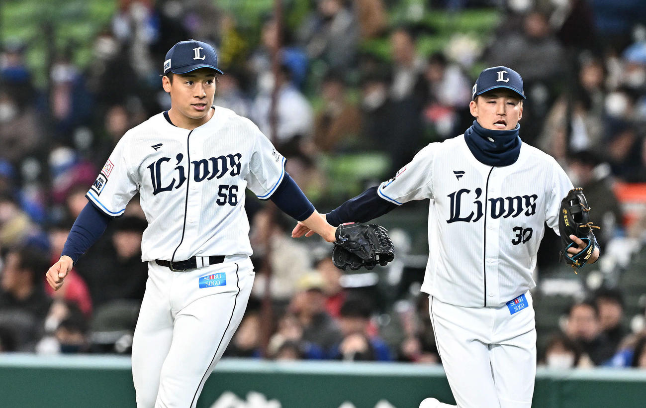 西武対中日　9回表、試合を締めた西武宮沢（左）は元山とタッチをかわす（撮影・滝沢徹郎）