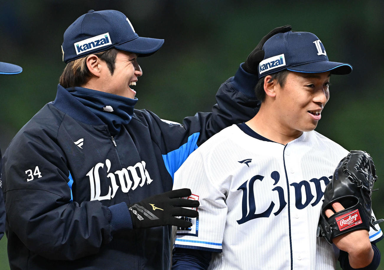 西武対中日　試合後、西武甲斐野（左）は試合を締めた宮沢をねぎらう（撮影・滝沢徹郎）