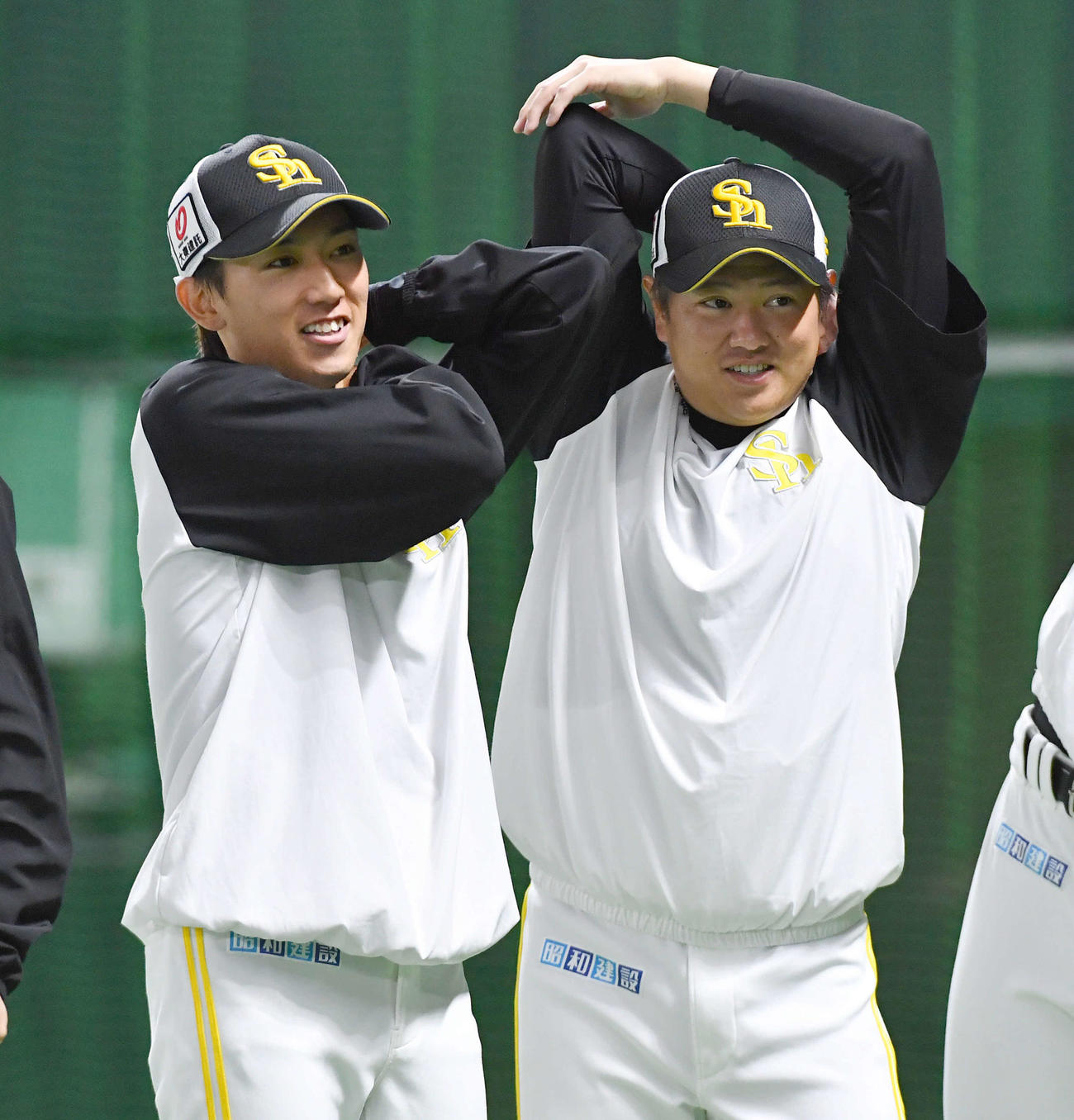 ソフトバンク対巨人　試合前、ストレッチを行うソフトバンク大津（左）と津森（撮影・岩下翔太）