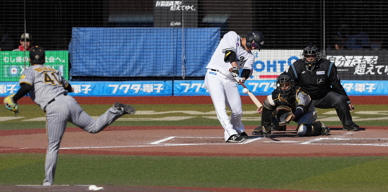 ロッテ対阪神　6回裏ロッテ2死二塁、中適時打を放つ角中。投手村上（撮影・鈴木みどり）