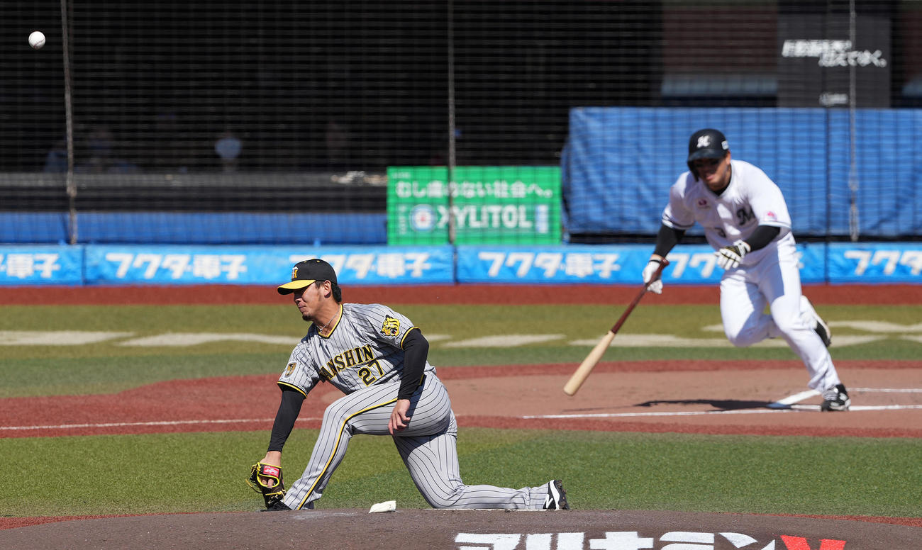 ロッテ対阪神　1回裏ロッテ2死、角中に投手強襲内野安打を浴びる伊藤将（撮影・鈴木みどり）