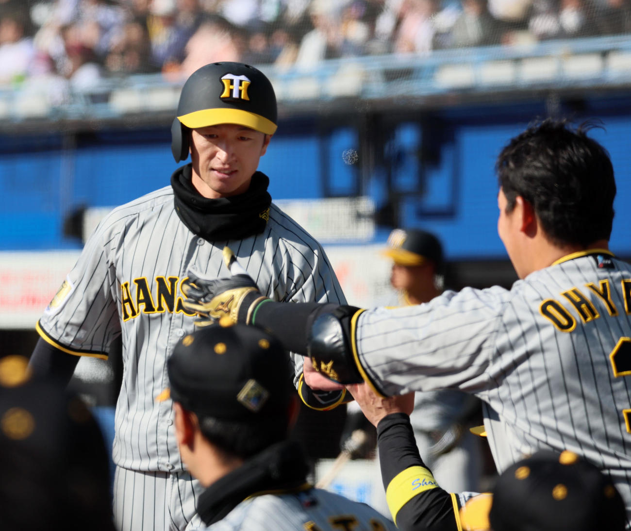 ロッテ対阪神　7回表阪神2死三塁、近本は右適時打を放って代走が送られ、ベンチで出迎えるナインとタッチする（撮影・加藤哉）