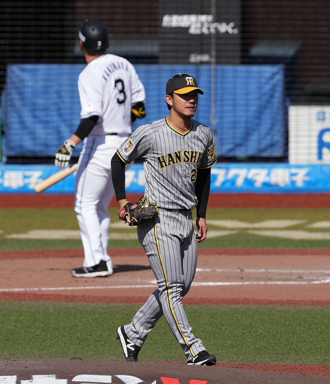 ロッテ対阪神　4回裏ロッテ1死、角中を見逃し三振に仕留める伊藤将（撮影・鈴木みどり）