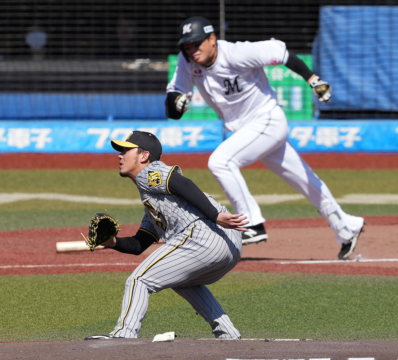 ロッテ対阪神　1回裏ロッテ2死、角中に投手強襲内野安打を浴びる伊藤将（撮影・鈴木みどり）