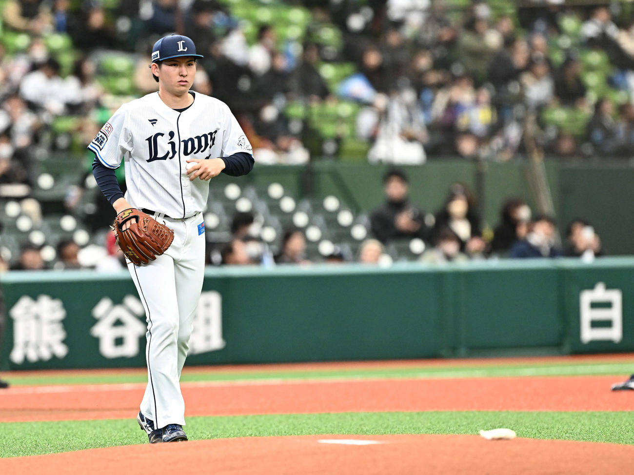 西武対中日　マウンドへ向かう西武先発の武内（撮影・滝沢徹郎）