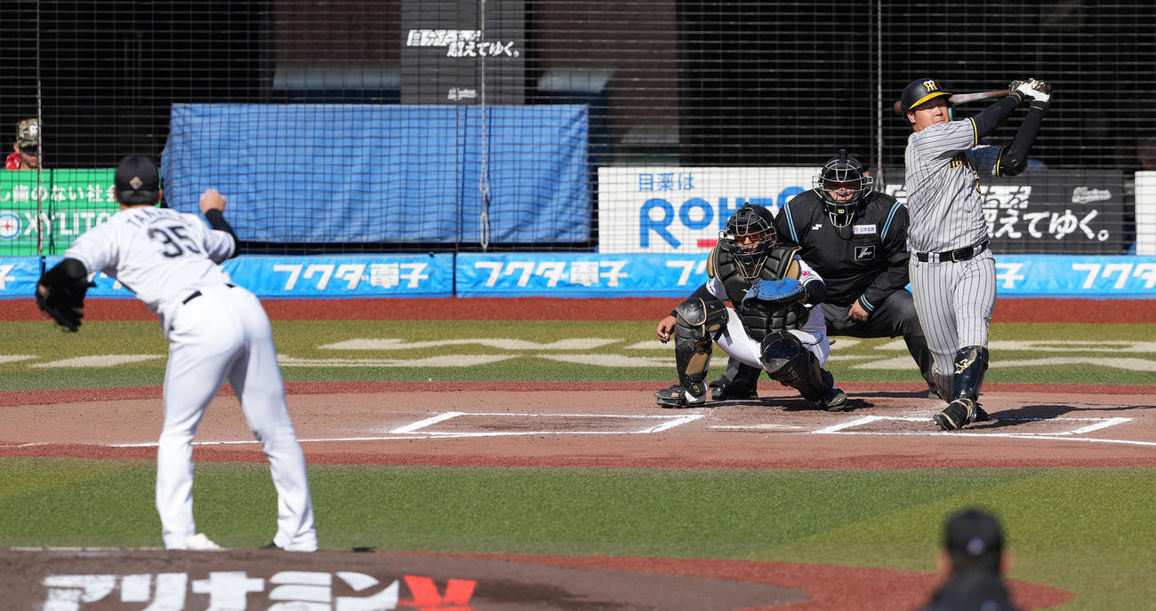 ロッテ対阪神　6回表阪神1死、空振り三振に倒れる大山。投手田中晴（撮影・鈴木みどり）