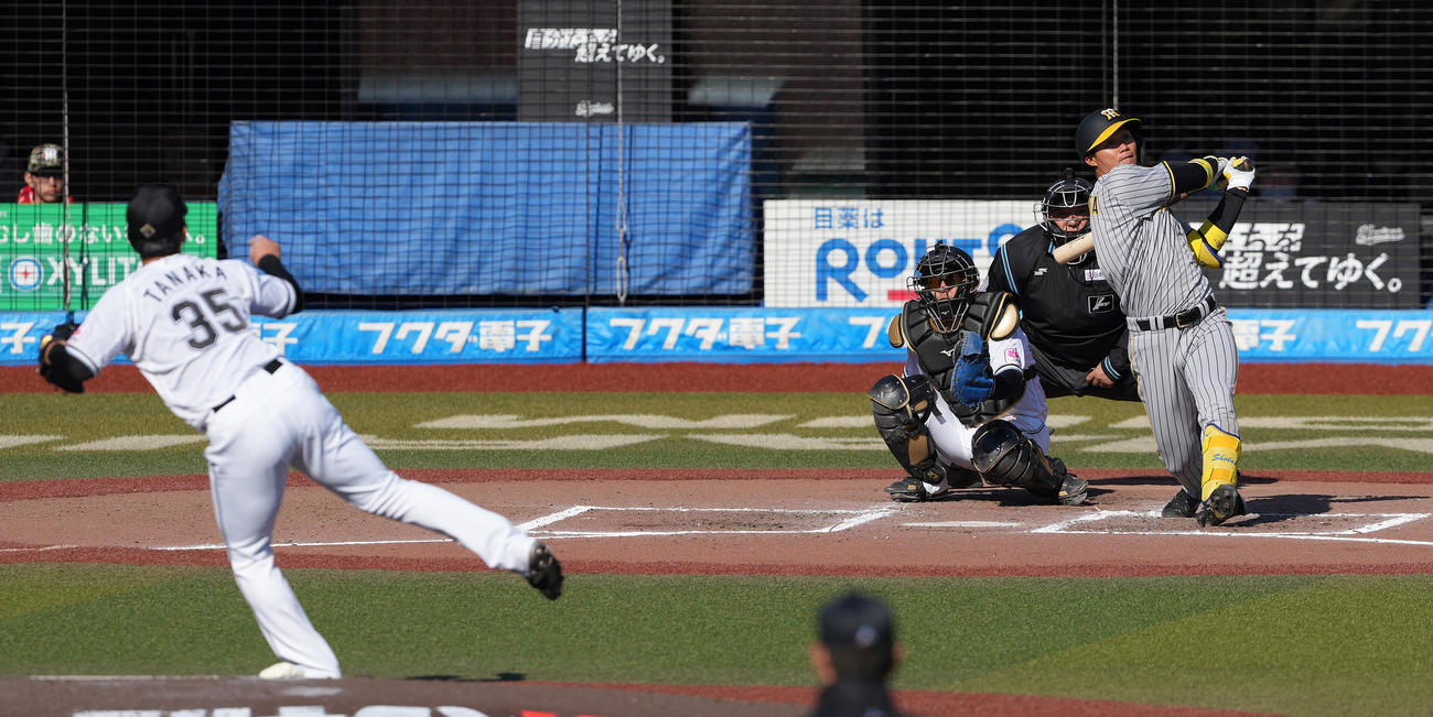 ロッテ対阪神　7回表阪神無死、左二塁打を放つ森下。投手田中晴（撮影・鈴木みどり）