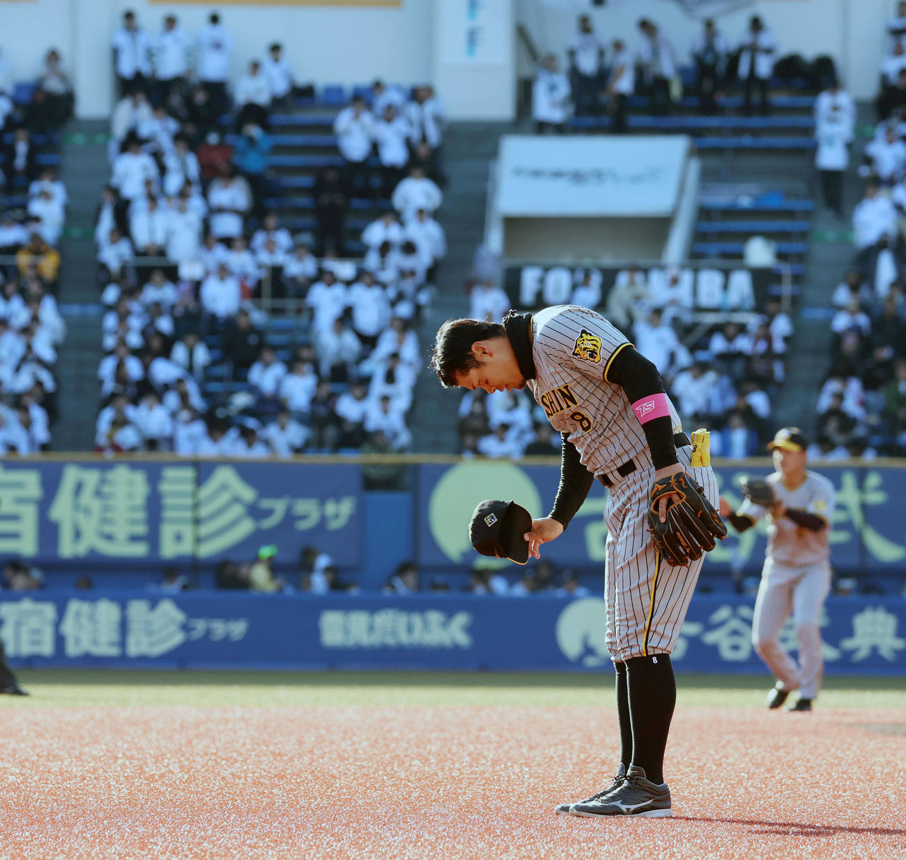 ロッテ対阪神　9回表に中適時打を放った佐藤輝明はその裏、守備位置からスタンドへ頭を下げてあいさつする（撮影・加藤哉）