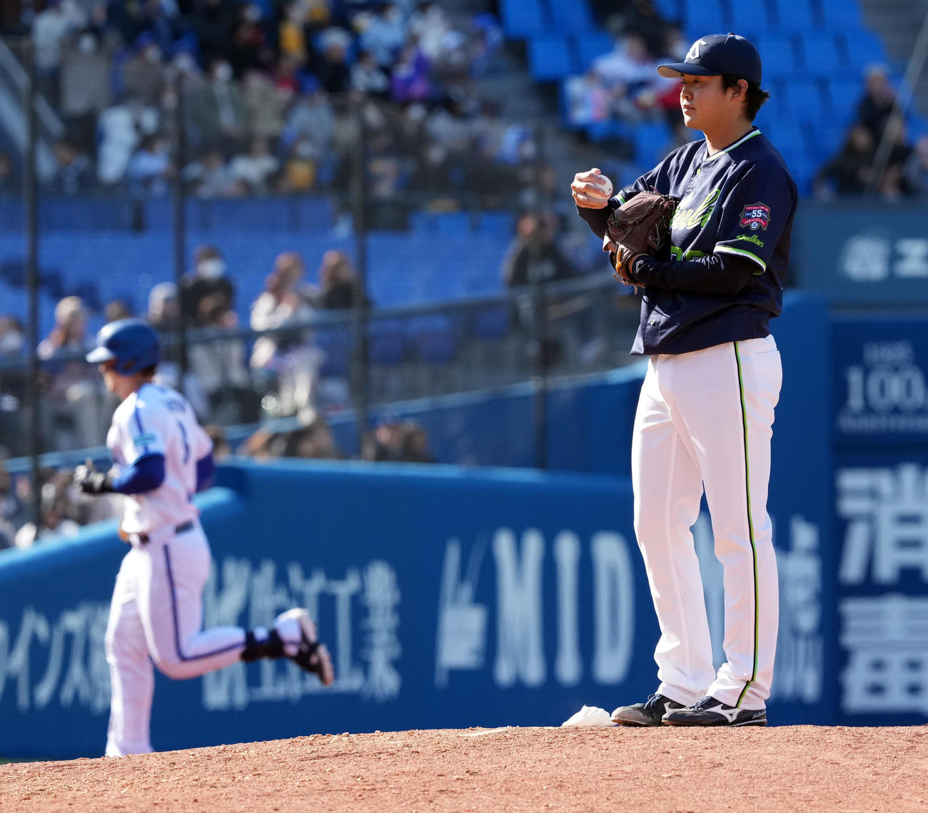 DeNA対ヤクルト　6回裏DeNA無死一、三塁、オースティンに3点本塁打を浴びる松本健（撮影・たえ見朱実）