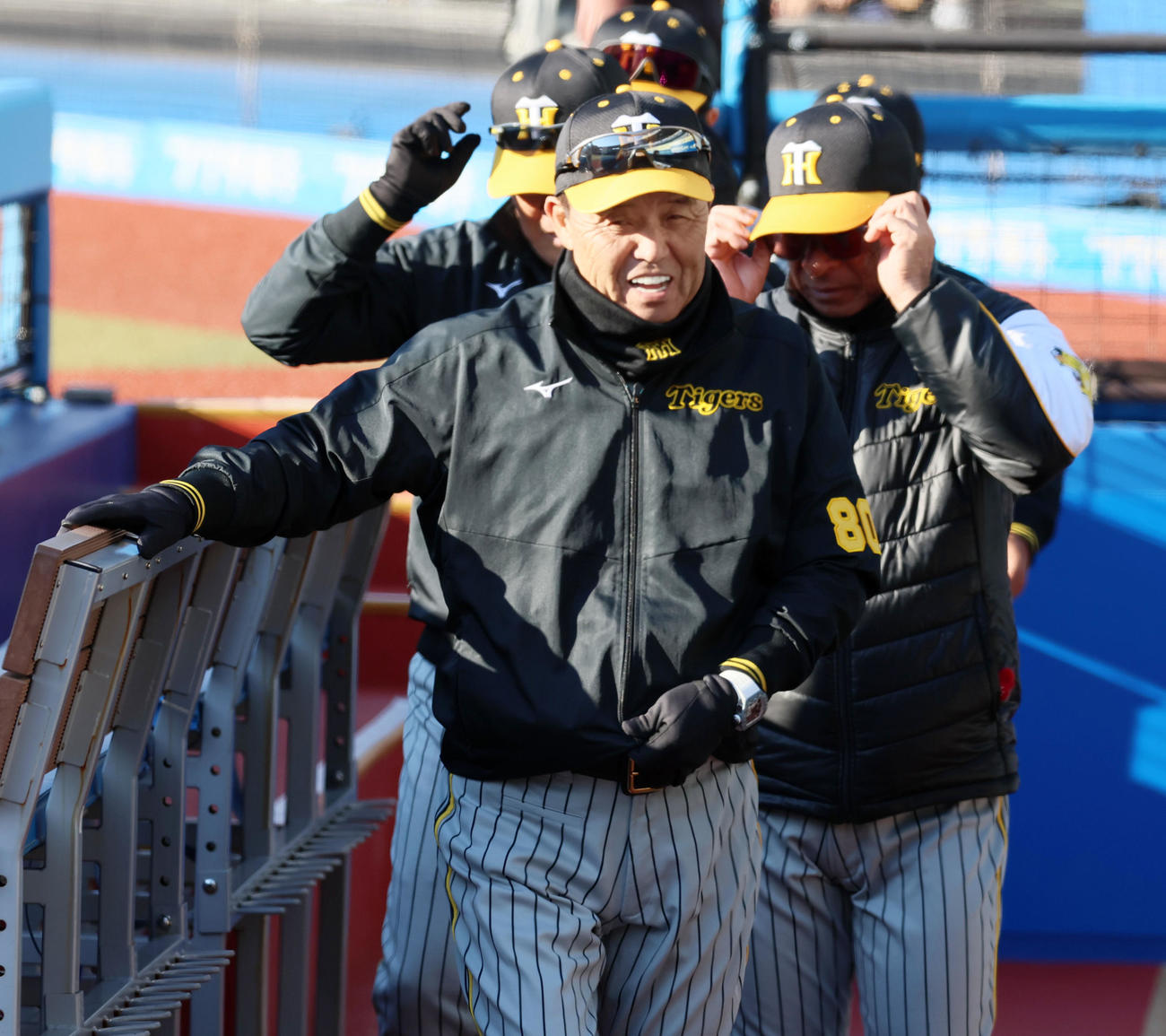 ロッテ対阪神　ロッテに勝利しベンチで笑顔を見せる岡田監督（撮影・加藤哉）