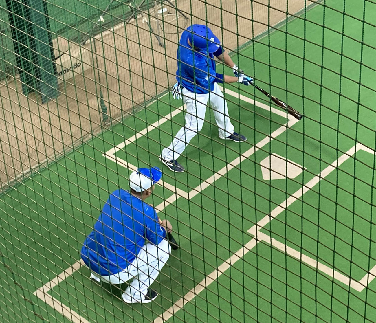 中日中田（手前）とスイング軌道の意見交換をする中島