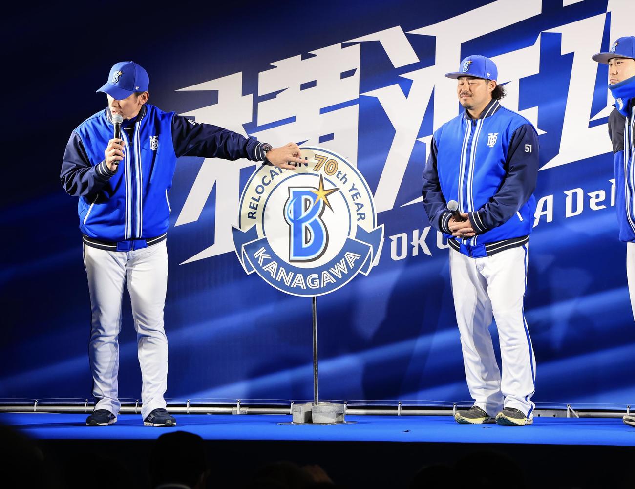 出陣式で、ロゴを前に話をするDeNA三浦監督(左)。右は宮崎(撮影・浅見桂子)