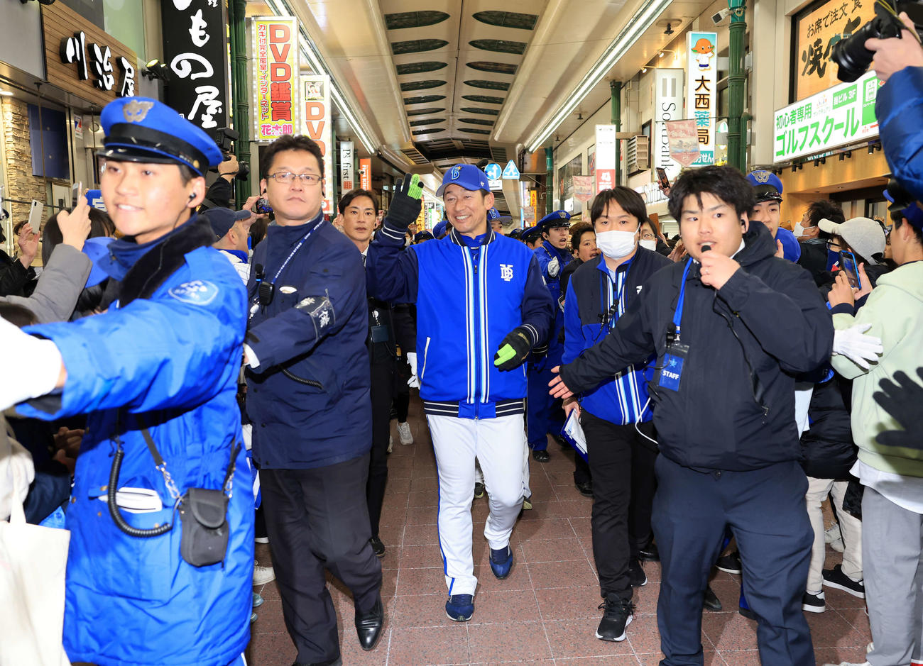 DeNA出陣式後、川崎駅前の商店街を練り歩く三浦監督ら（撮影・浅見桂子）