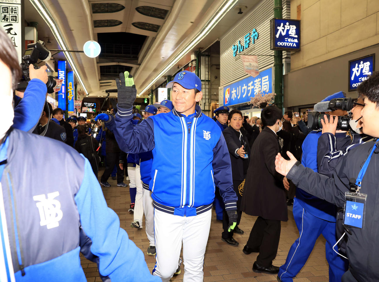 DeNA出陣式後、川崎駅前の商店街を練り歩く三浦監督ら（撮影・浅見桂子）