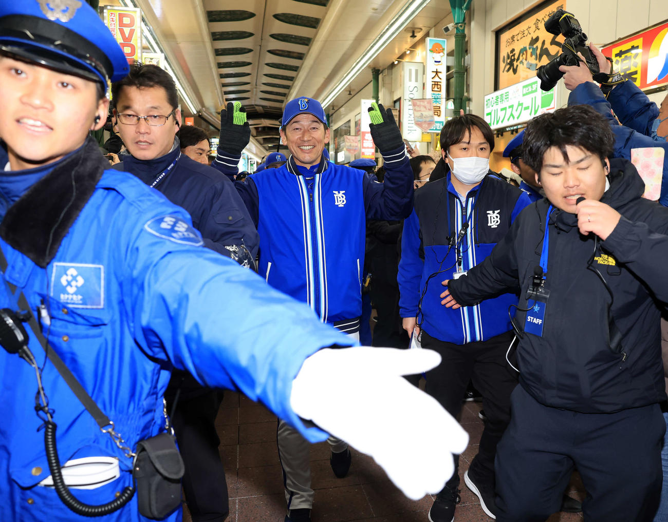 DeNA出陣式後、川崎駅前の商店街を練り歩く三浦監督ら（撮影・浅見桂子）