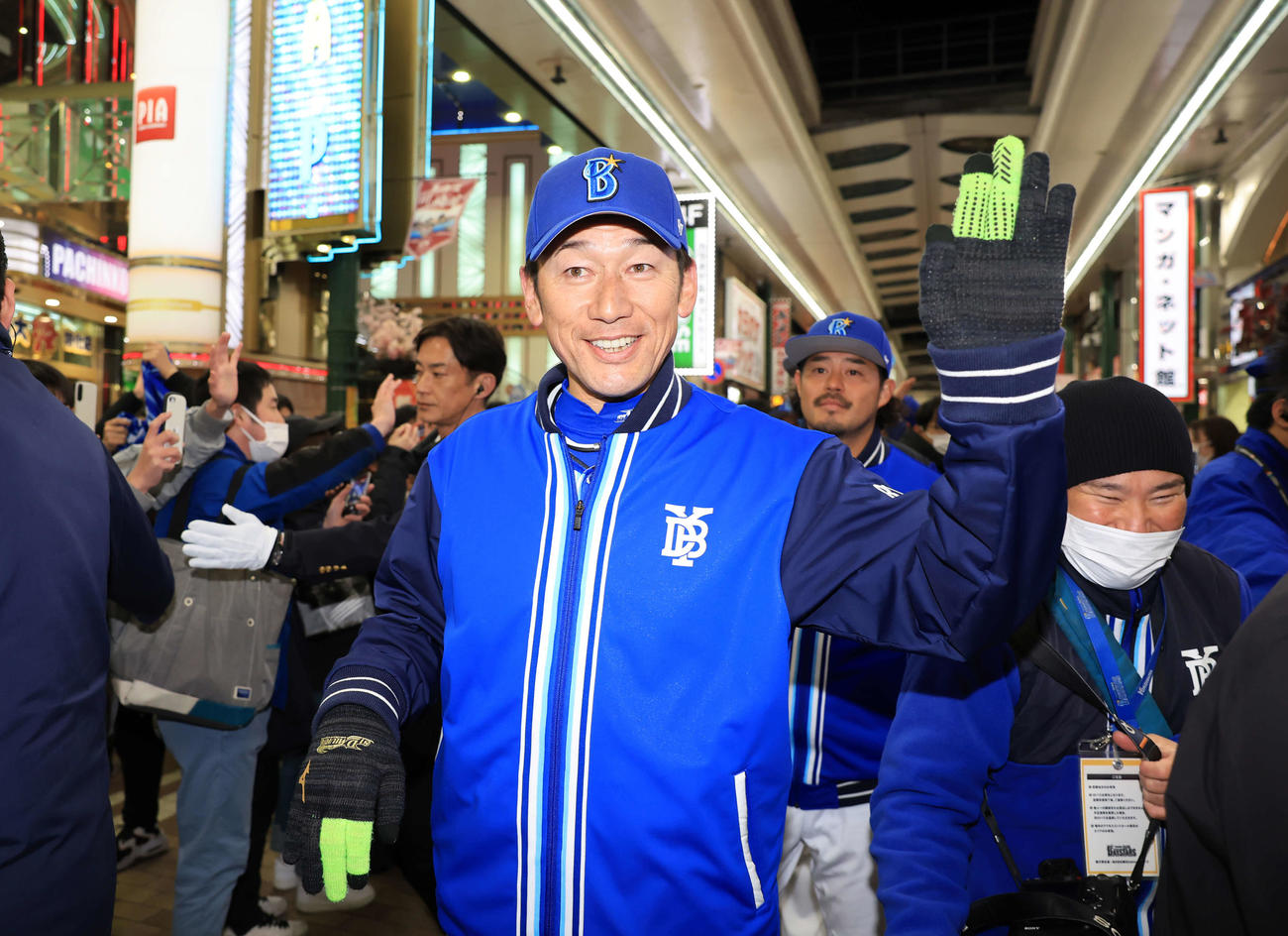 DeNA出陣式後、川崎駅前の商店街を練り歩く三浦監督ら（撮影・浅見桂子）