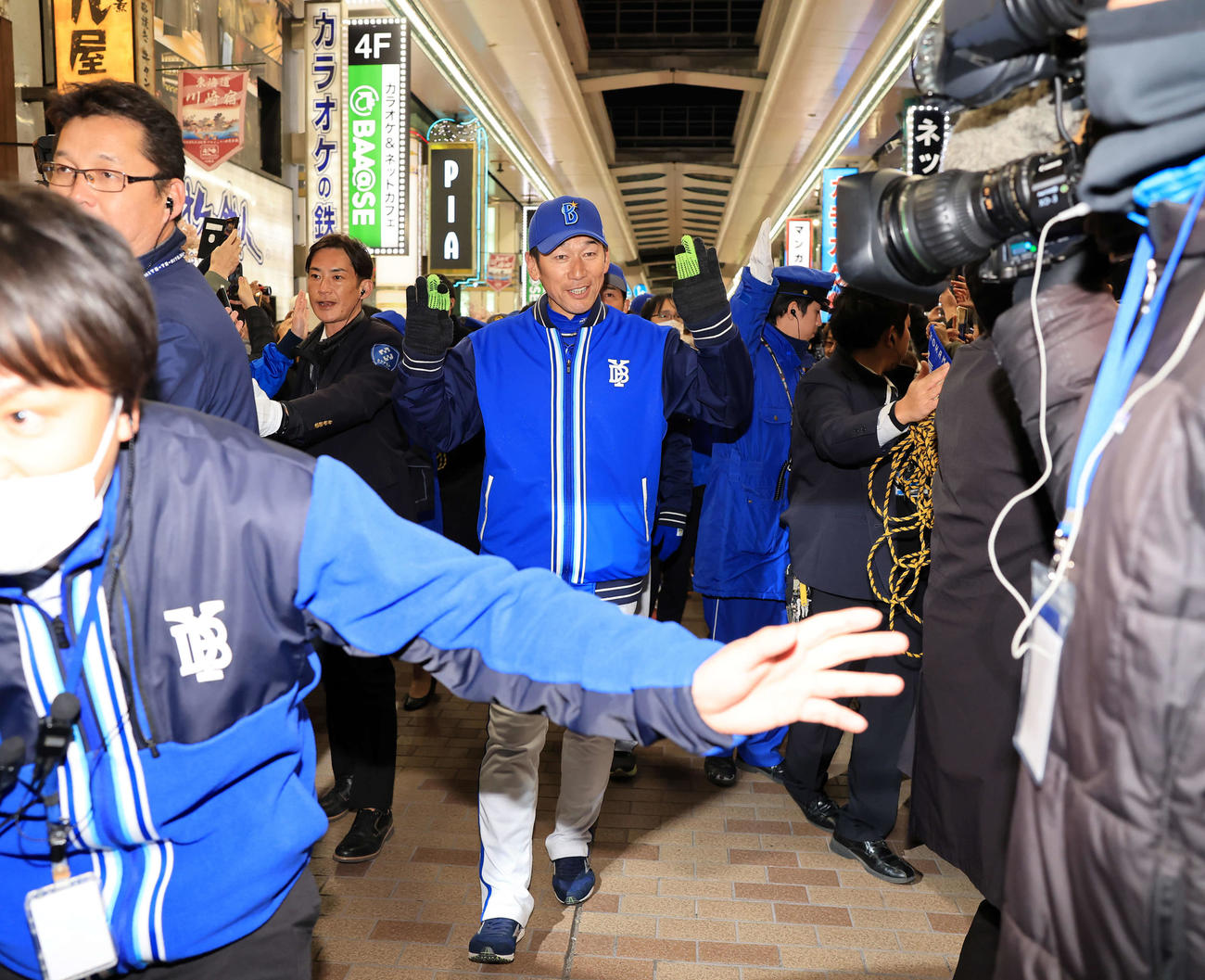 DeNA出陣式後、川崎駅前の商店街を練り歩く三浦監督ら（撮影・浅見桂子）
