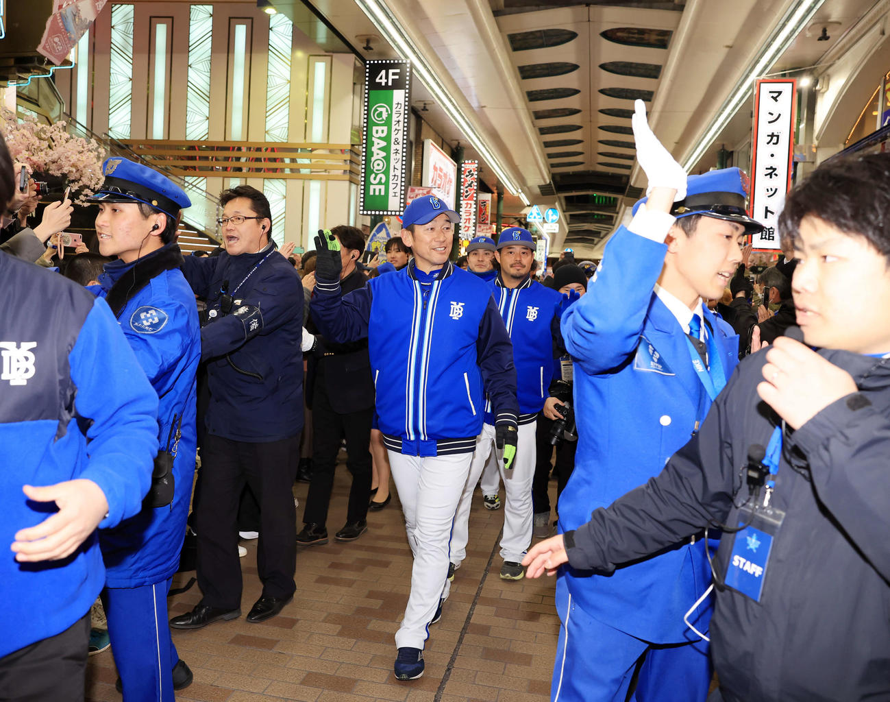 DeNA出陣式後、川崎駅前の商店街を練り歩く三浦監督ら（撮影・浅見桂子）
