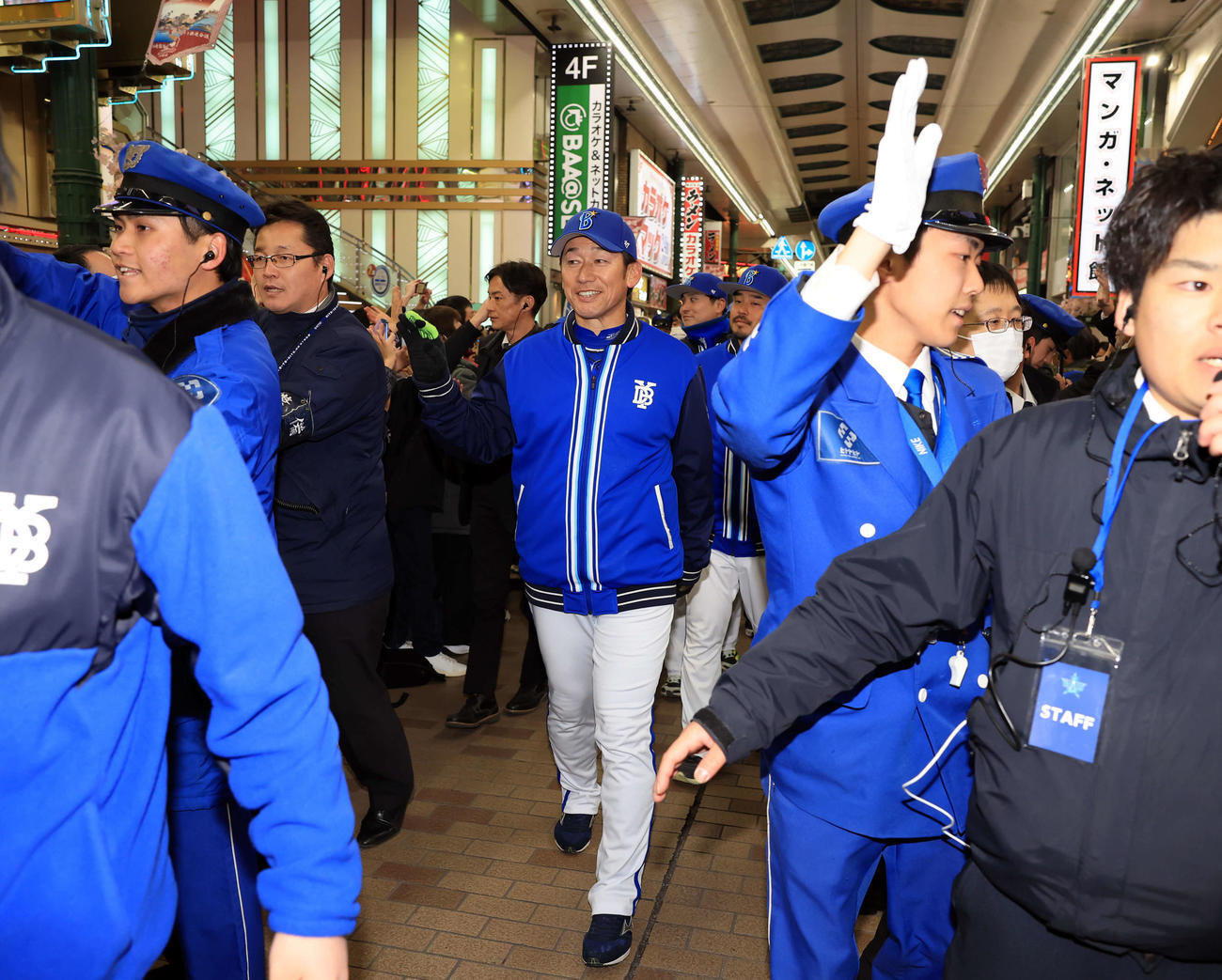 DeNA出陣式後、川崎駅前の商店街を練り歩く三浦監督ら（撮影・浅見桂子）