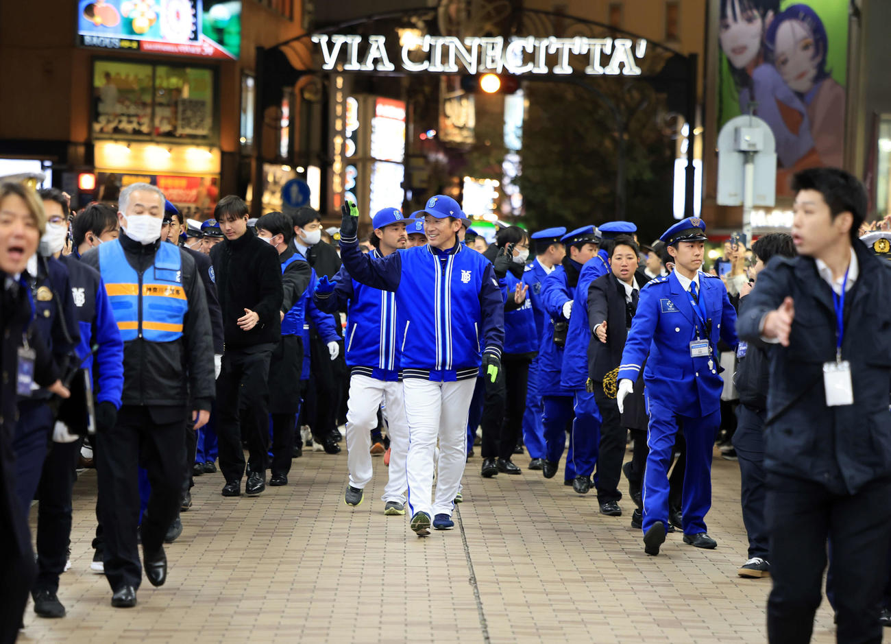 DeNA出陣式後、川崎駅前の商店街を練り歩く三浦監督ら（撮影・浅見桂子）
