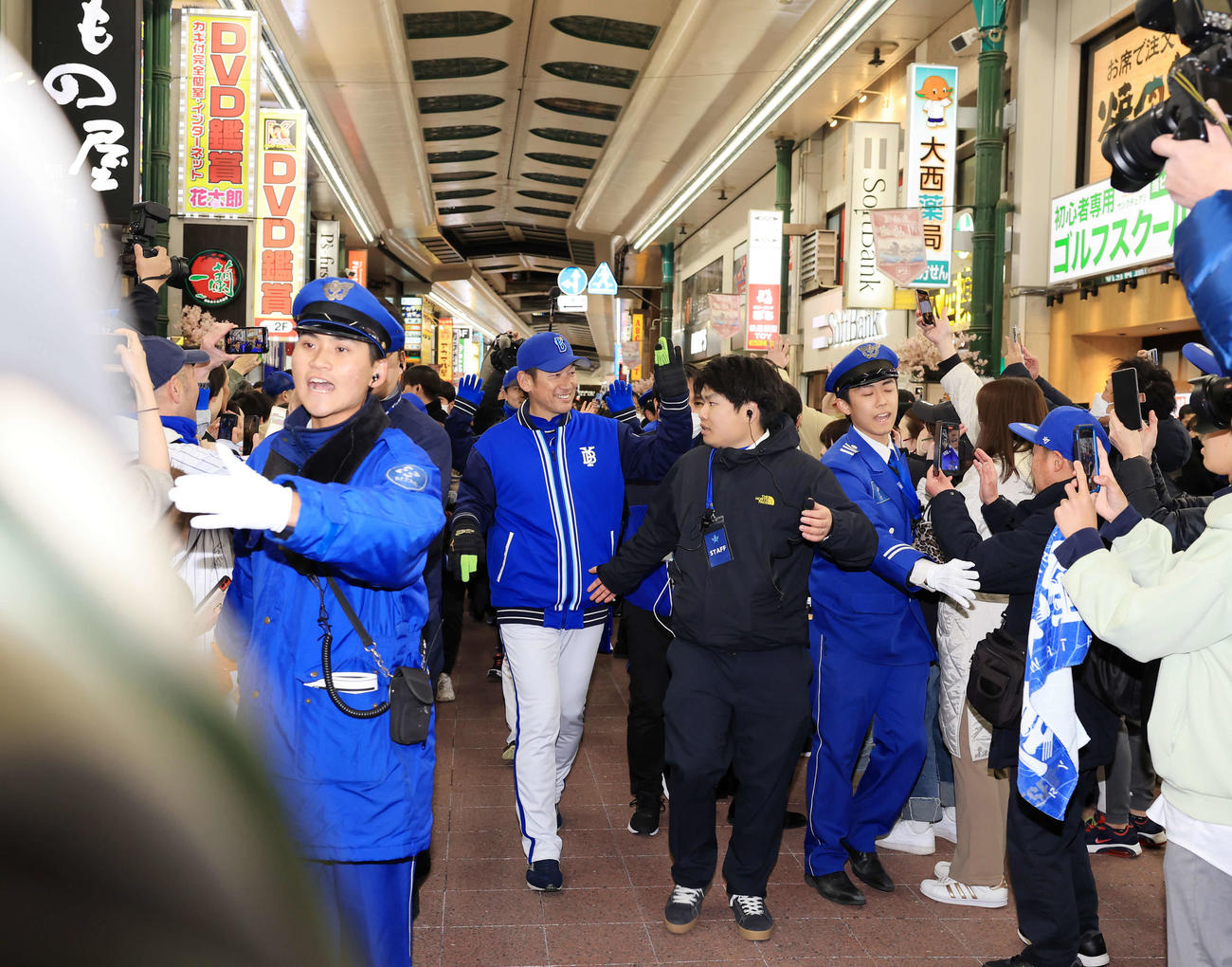 DeNA出陣式後、川崎駅前の商店街を練り歩く三浦監督ら（撮影・浅見桂子）