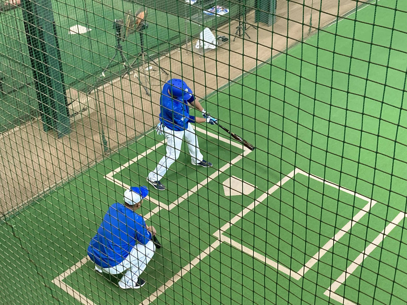 中田（左）とスイング軌道の意見交換をする中日中島（右）