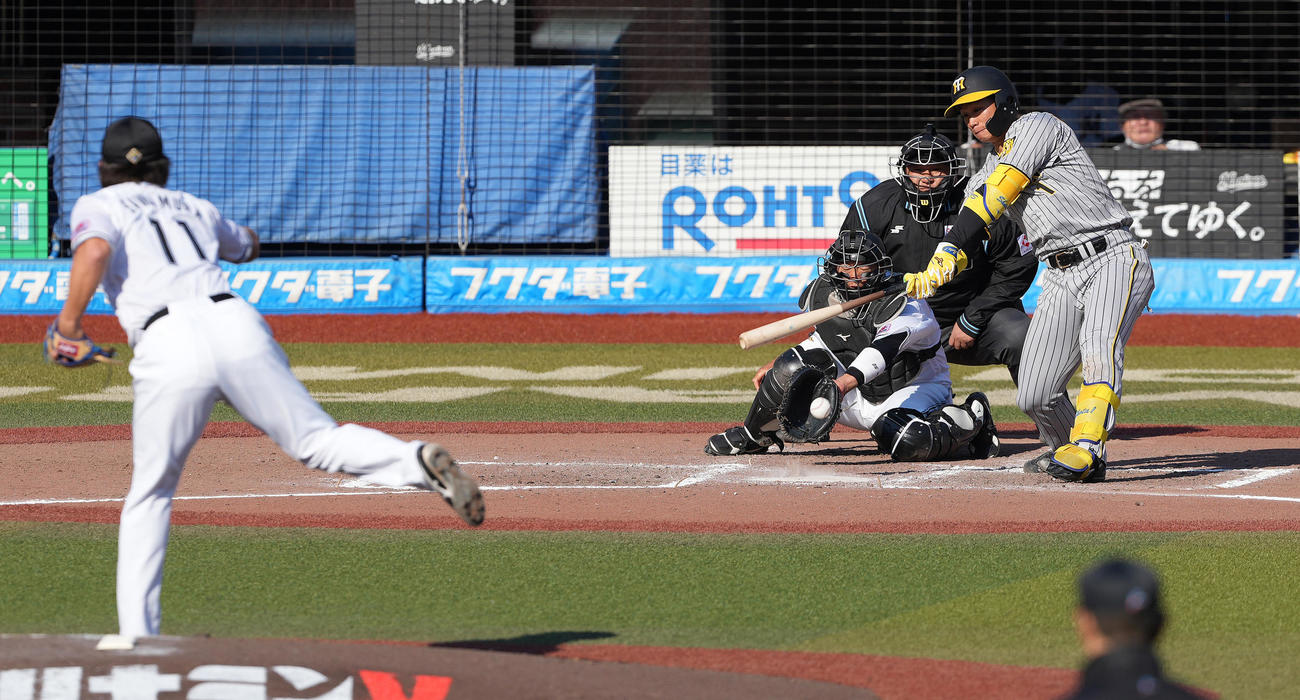 ロッテ対阪神　8回表阪神2死、内野安打を放つ森下。投手沢村（撮影・鈴木みどり）