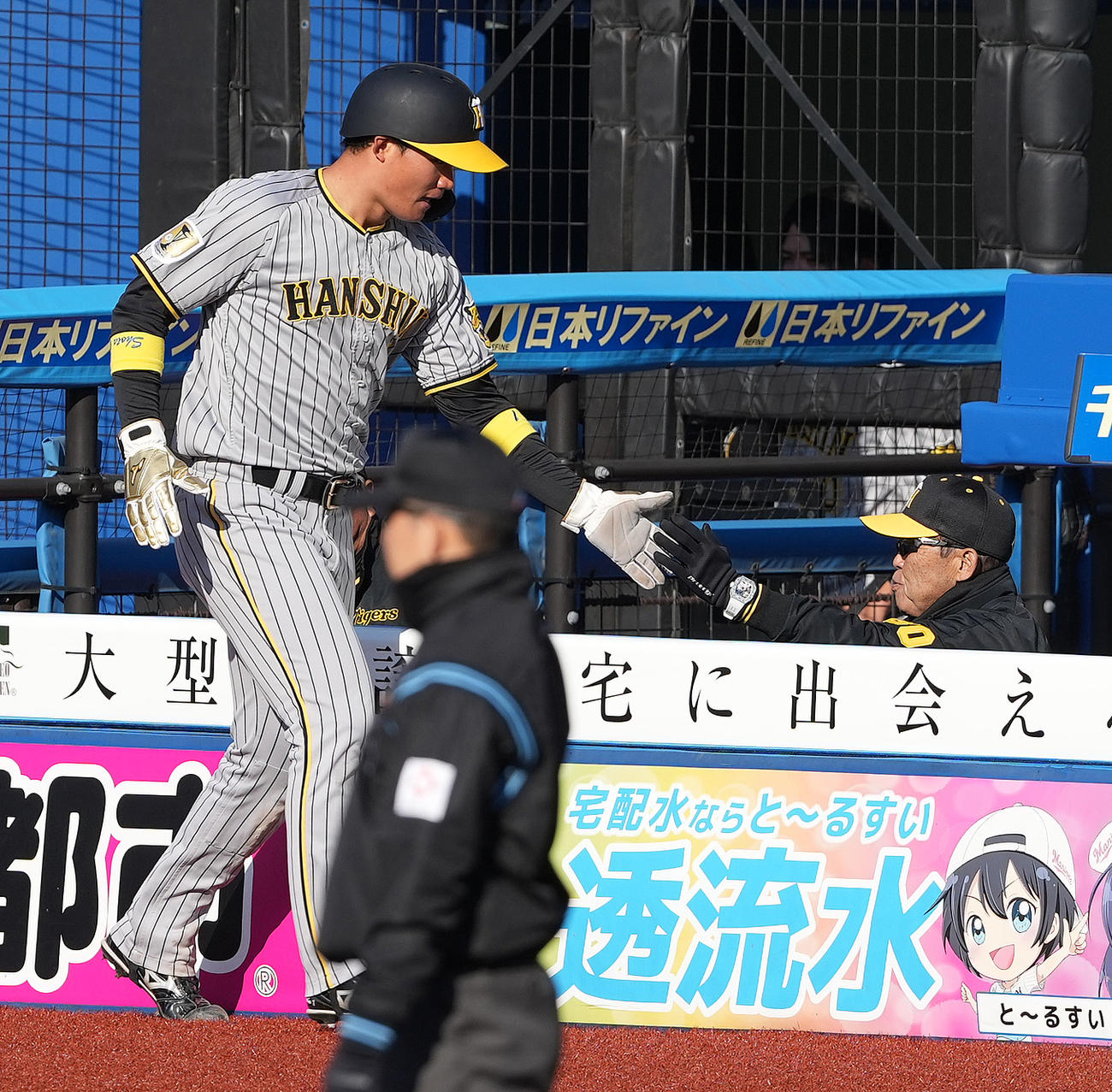 ロッテ対阪神　8回表阪神2死二塁、代打糸原の内野安打と二塁手小川の悪送球の間に生還した二塁走者森下（左）は岡田監督とタッチを交わす（撮影・鈴木みどり）