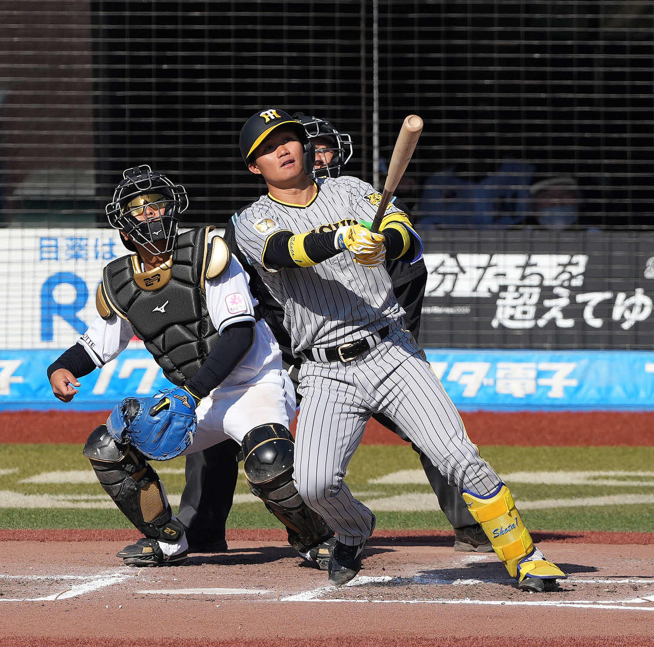 ロッテ対阪神　7回表阪神無死、左二塁打を放つ森下。投手田中晴（撮影・鈴木みどり）