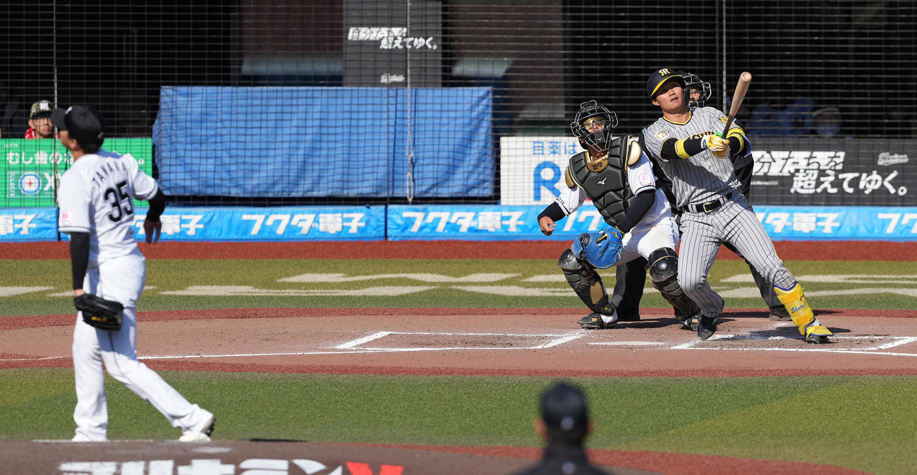 ロッテ対阪神　7回表阪神無死、左二塁打を放つ森下。投手田中晴（撮影・鈴木みどり）