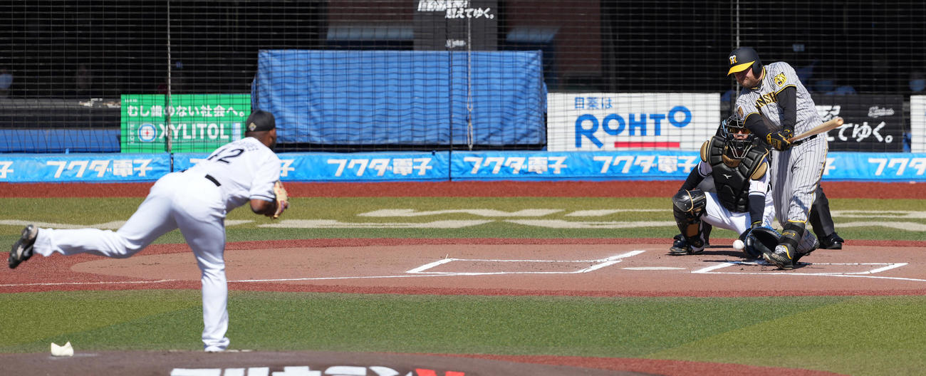ロッテ対阪神　1回表阪神2死、空振り三振に倒れるノイジー。投手メルセデス（撮影・鈴木みどり）