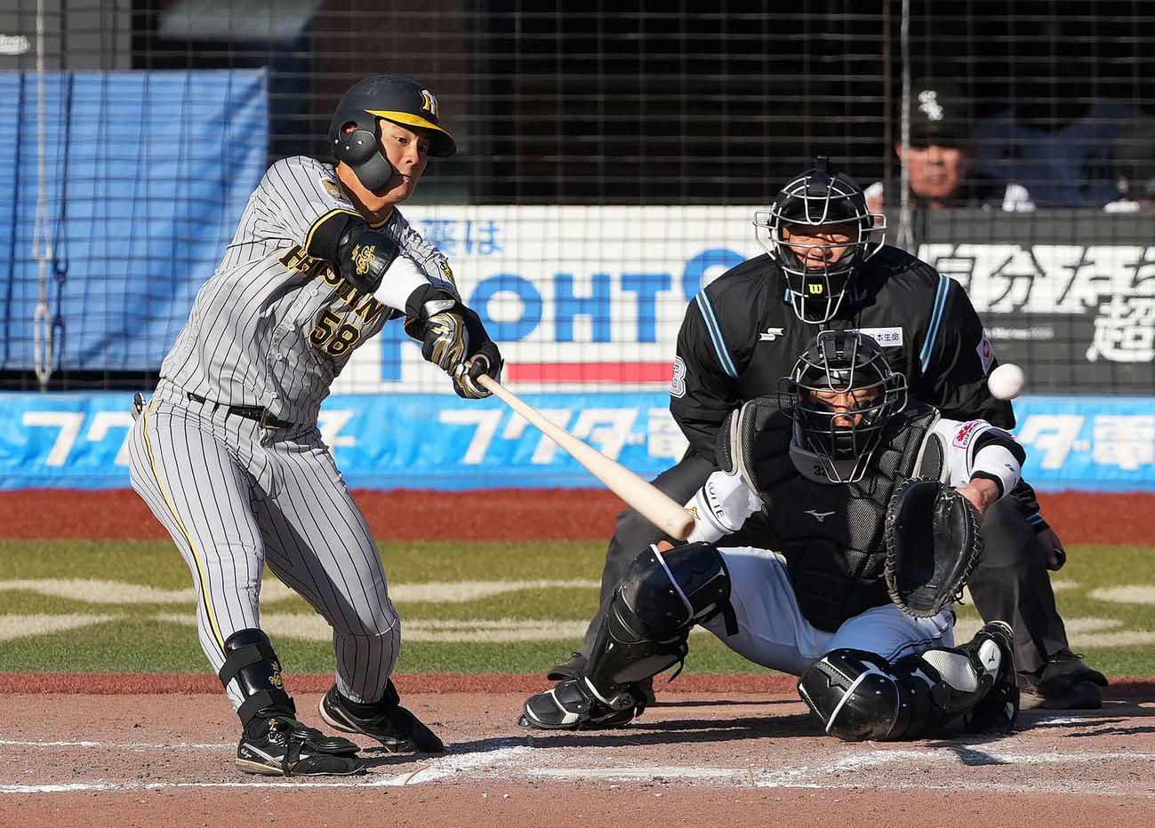 ロッテ対阪神　9回表阪神2死一塁、左前打を放つ前川。投手益田（撮影・鈴木みどり）