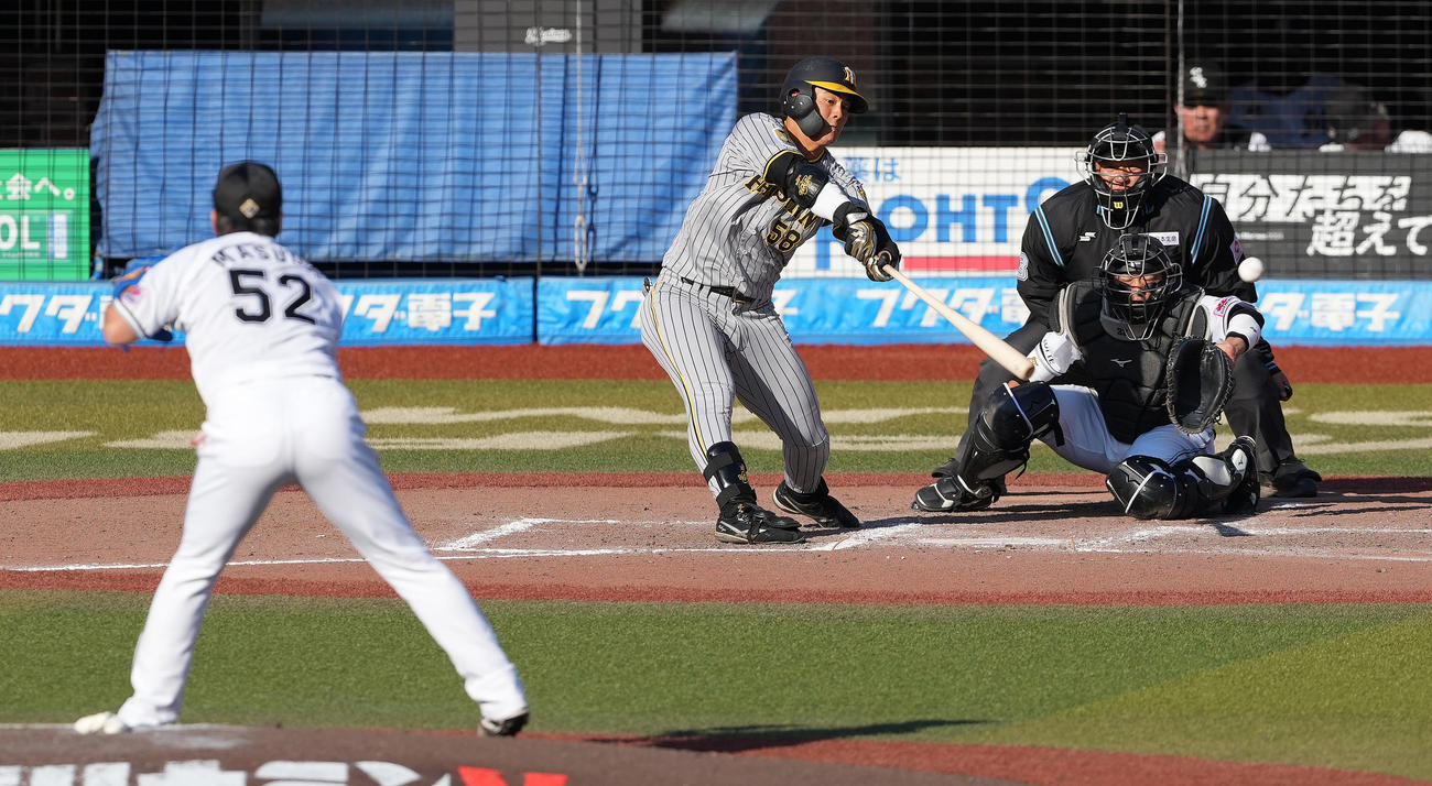 ロッテ対阪神　9回表阪神2死一塁、左前打を放つ前川。投手益田（撮影・鈴木みどり）