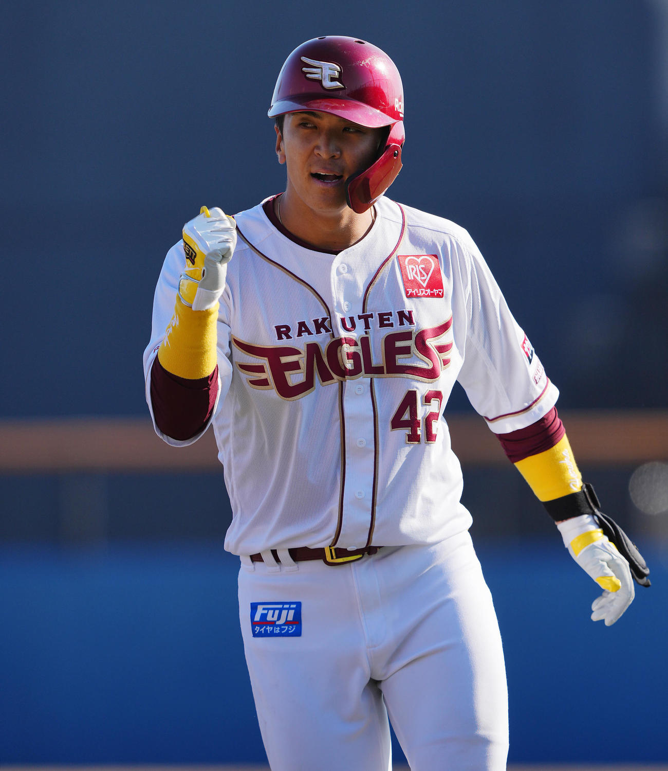 楽天対オリックス　8回裏楽天2死一、二塁、内野安打を放ちガッツポーズする山田（撮影・垰建太）