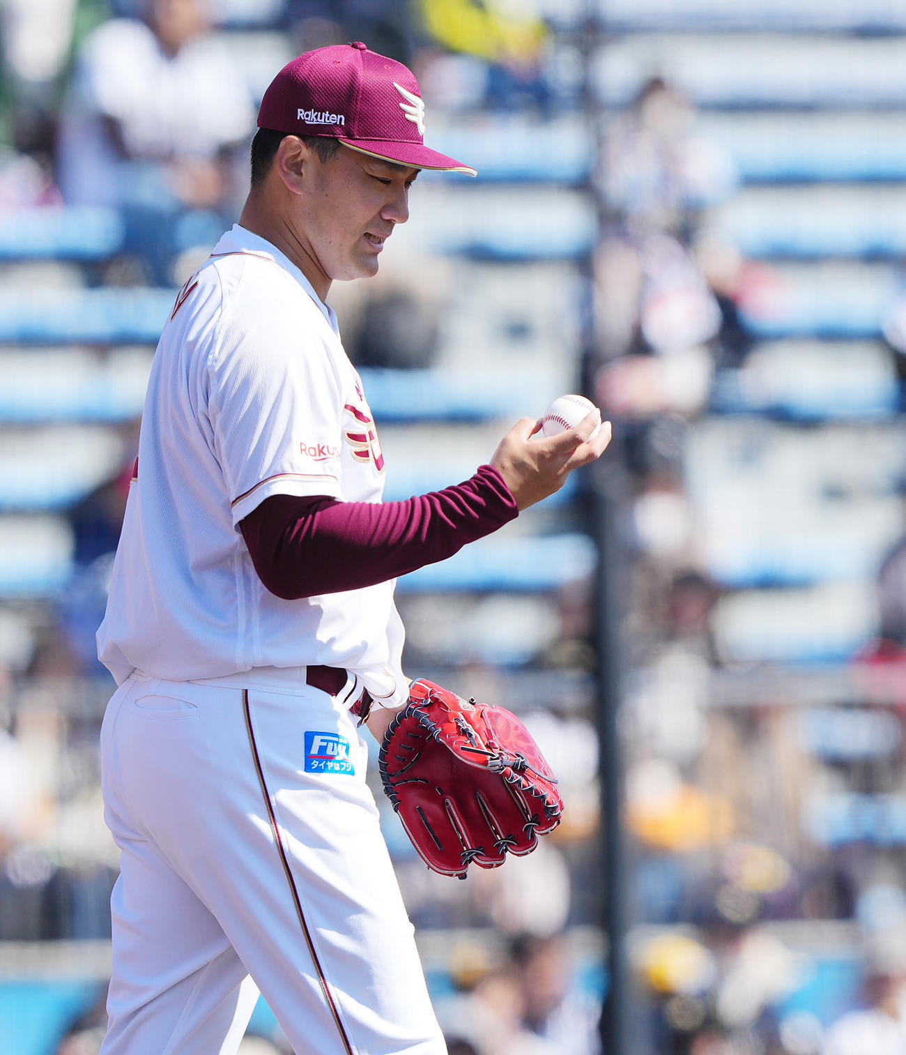 楽天対オリックス　3回表オリックス1死二塁、福永に左前打を許し苦笑いを浮かべボールを見つめる楽天先発の田中将（撮影・垰建太）
