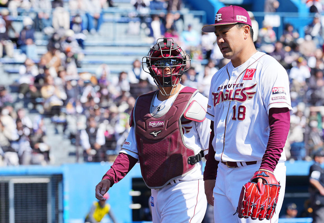 楽天対オリックス　3回表の登板を終え1失点の楽天田中将（右）は太田光と言葉を交わす（撮影・垰建太）