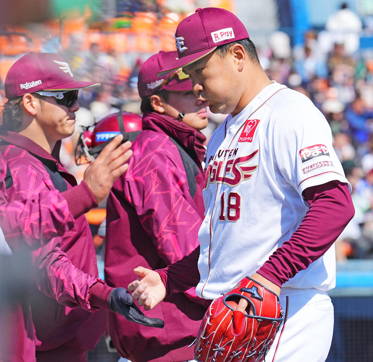 楽天対オリックス　3回表の登板を終え1失点の楽天田中将はナインの出迎えを受ける（撮影・垰建太）