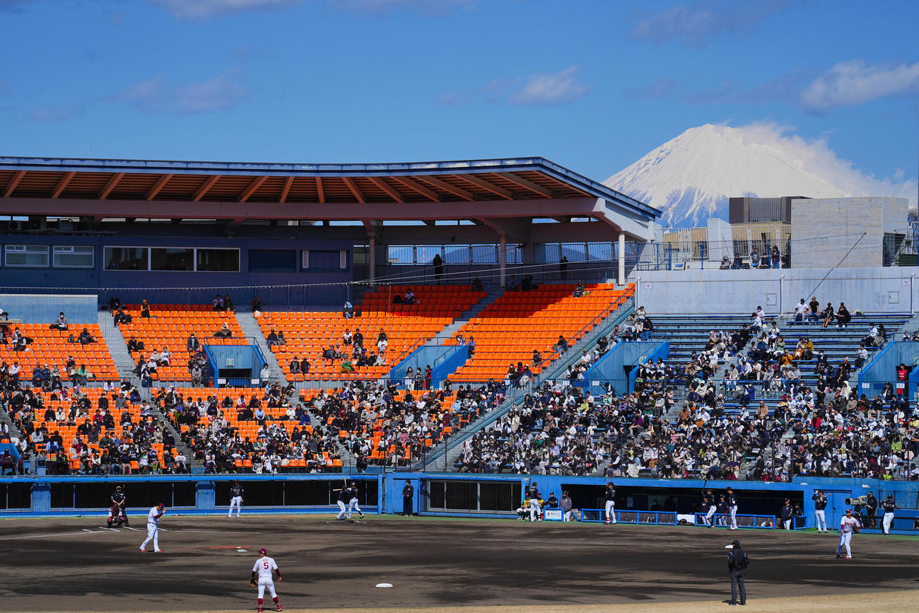 楽天対オリックス　富士山を望む草薙球場のマウンドに上がる楽天先発の田中将（左下）（撮影・垰建太）