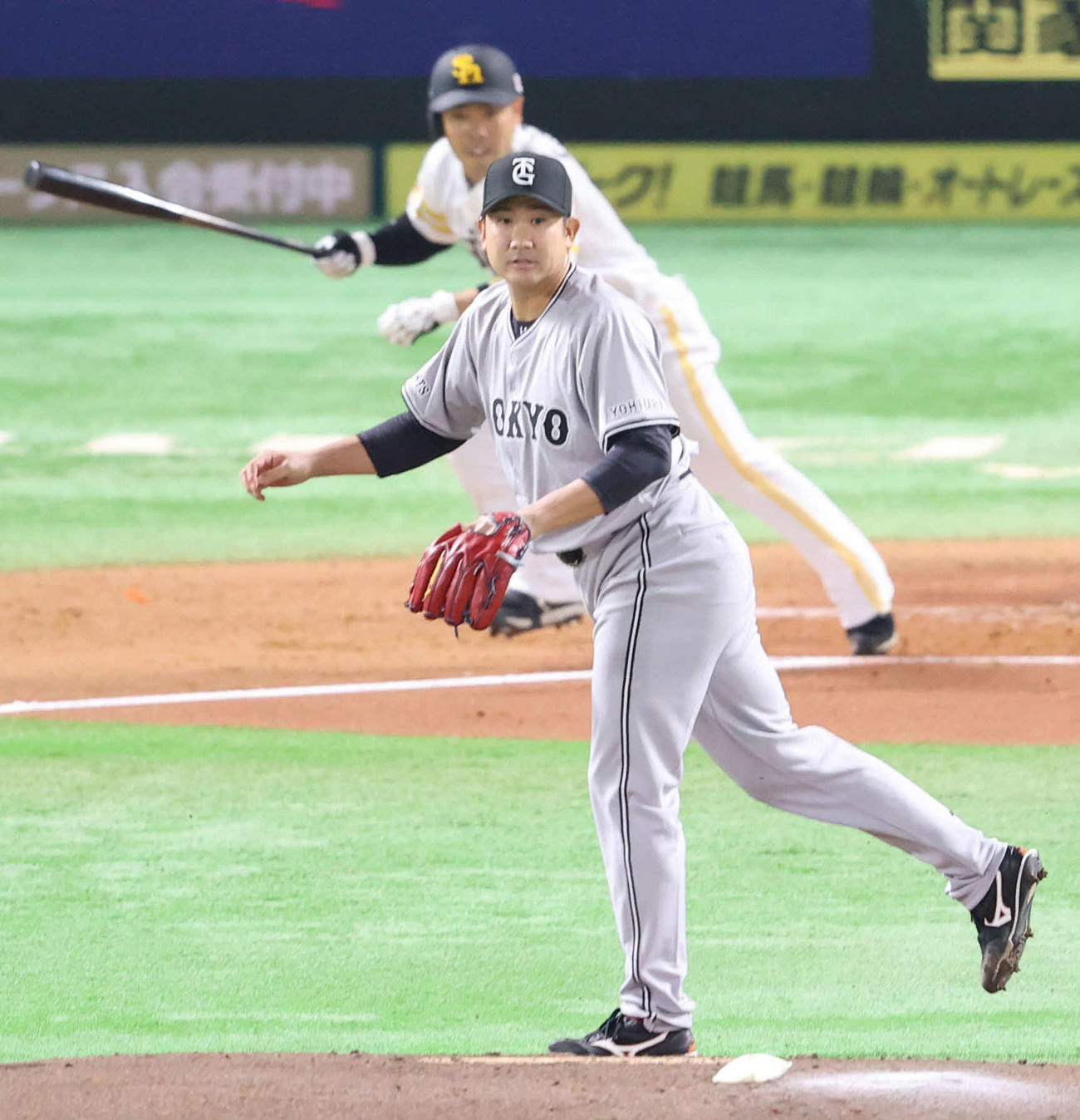 ソフトバンク対巨人　1回裏ソフトバンク1死二塁、近藤（後方）に先制の中前適時打を許す菅野（撮影・梅根麻紀）