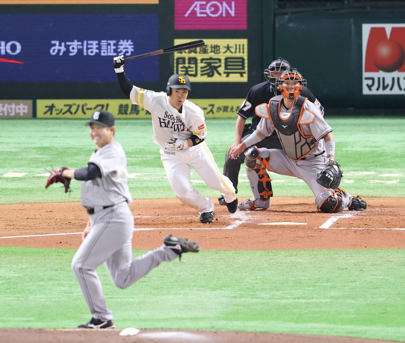 ソフトバンク対巨人　1回裏ソフトバンク1死二塁、近藤は中前に先制適時打を放つ。投手菅野（撮影・梅根麻紀）