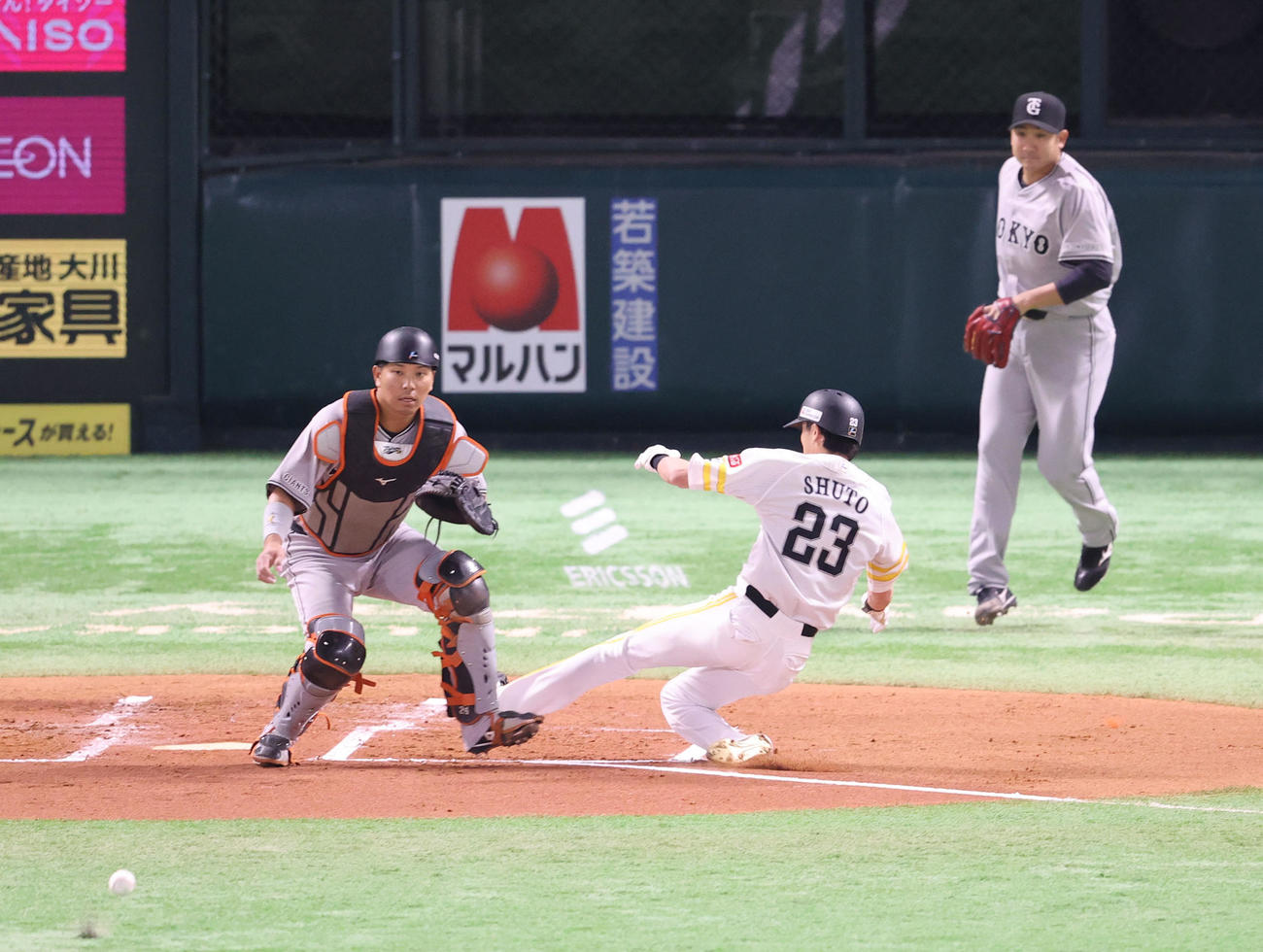 ソフトバンク対巨人　1回裏ソフトバンク2死二塁、近藤の中前先制適時打で生還する周東（撮影・梅根麻紀）