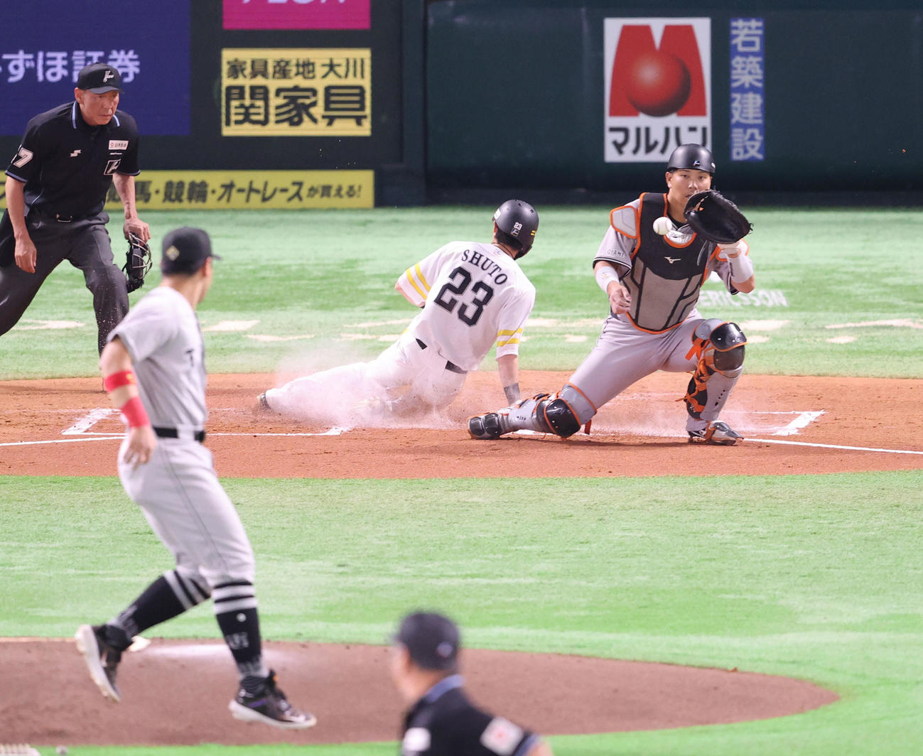 ソフトバンク対巨人　1回裏ソフトバンク2死二塁、近藤の中前先制適時打で生還する周東（撮影・梅根麻紀）