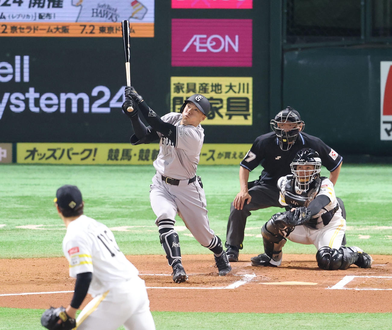 ソフトバンク対巨人　6回表巨人1死、梶谷は右越えに本塁打を放つ（撮影・梅根麻紀）