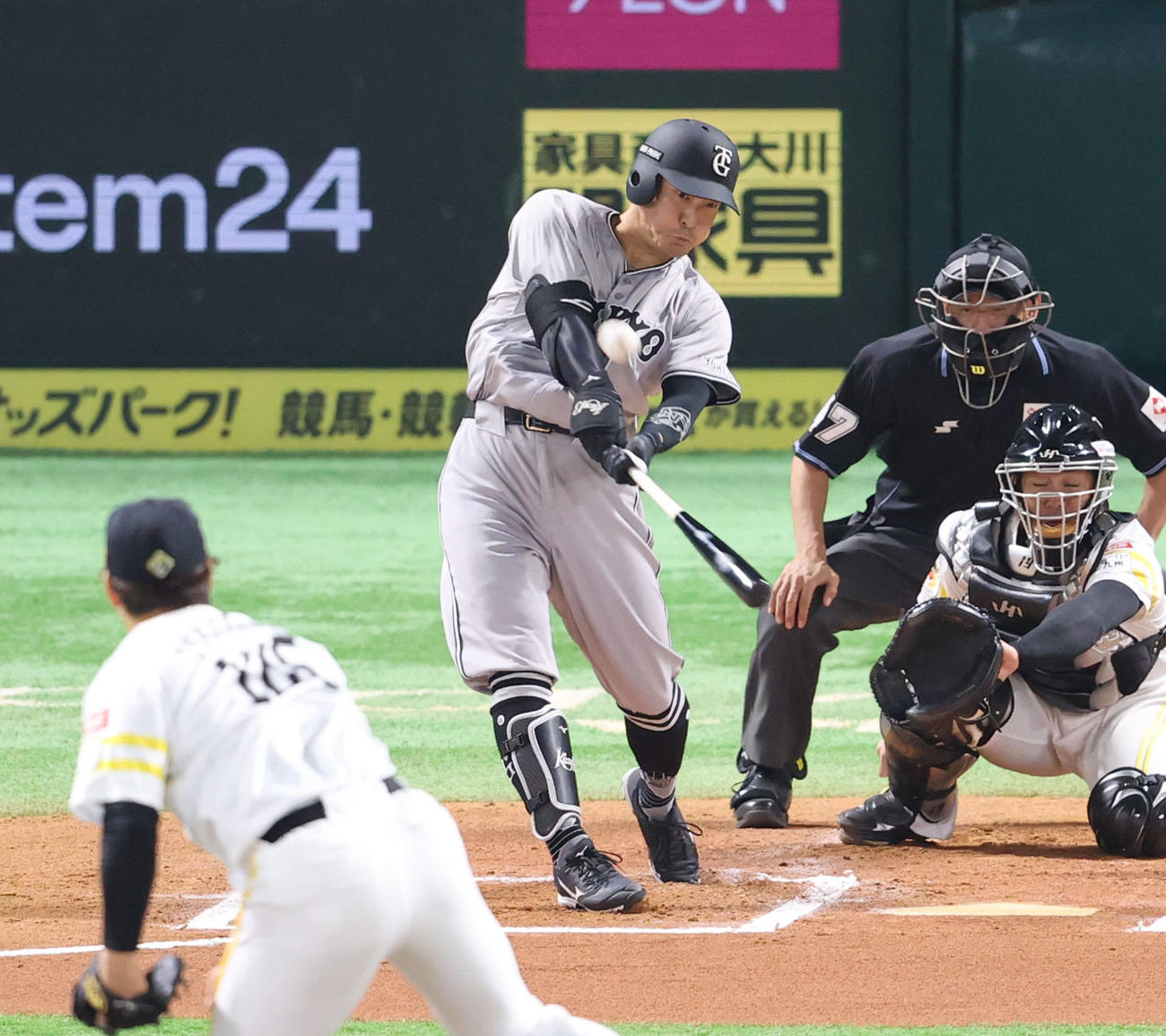 ソフトバンク対巨人　6回表巨人1死、梶谷は右越えに本塁打を放つ（撮影・梅根麻紀）