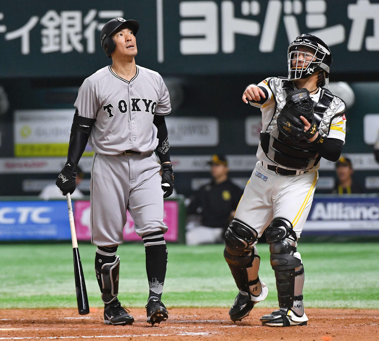 ソフトバンク対巨人　4回表巨人無死、空振り三振に倒れ、厳しい表情を見せる梶谷（撮影・岩下翔太）