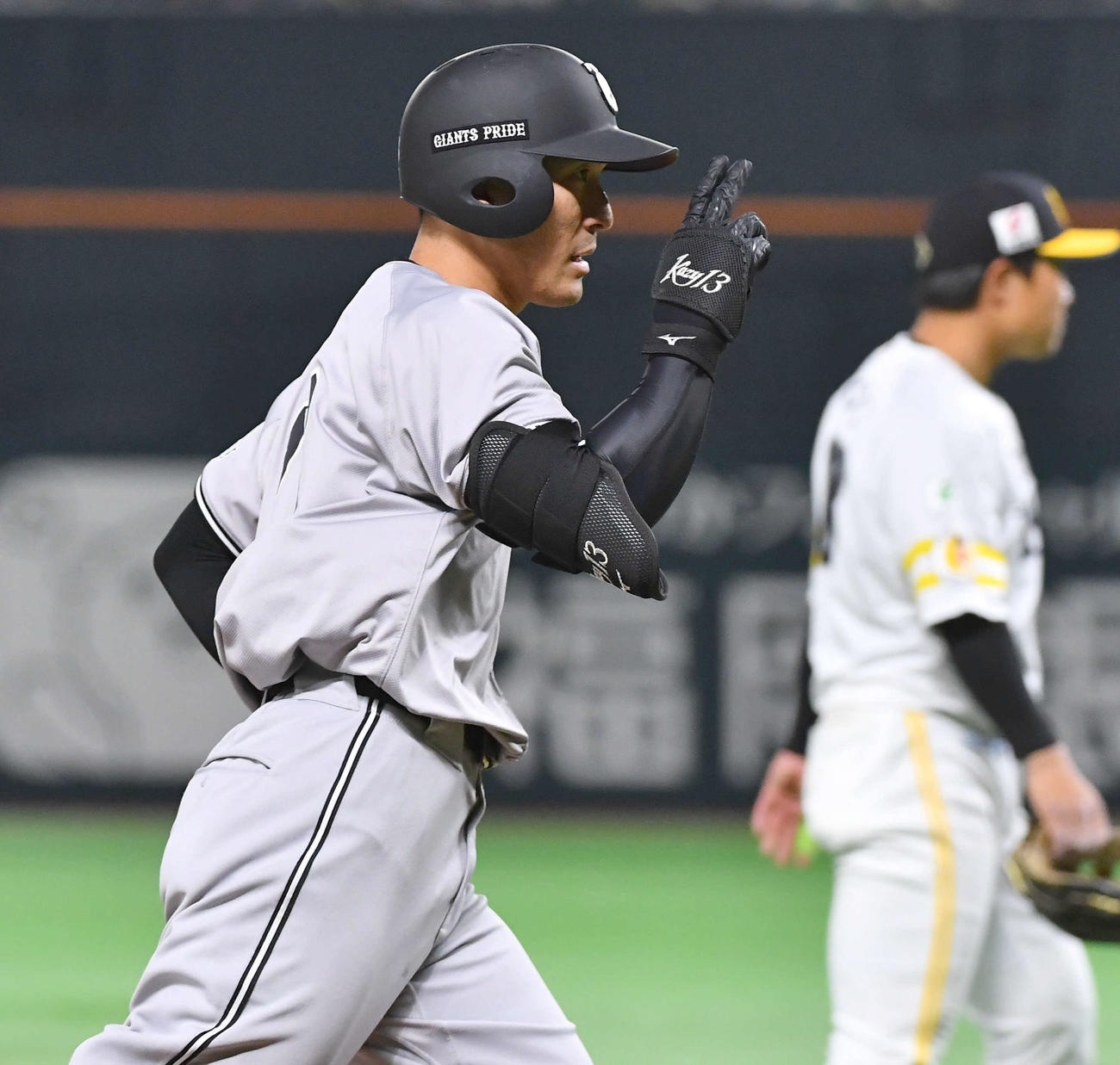 ソフトバンク対巨人　6回表巨人1死、右越え本塁打を放ち、三塁を回る梶谷（撮影・岩下翔太）