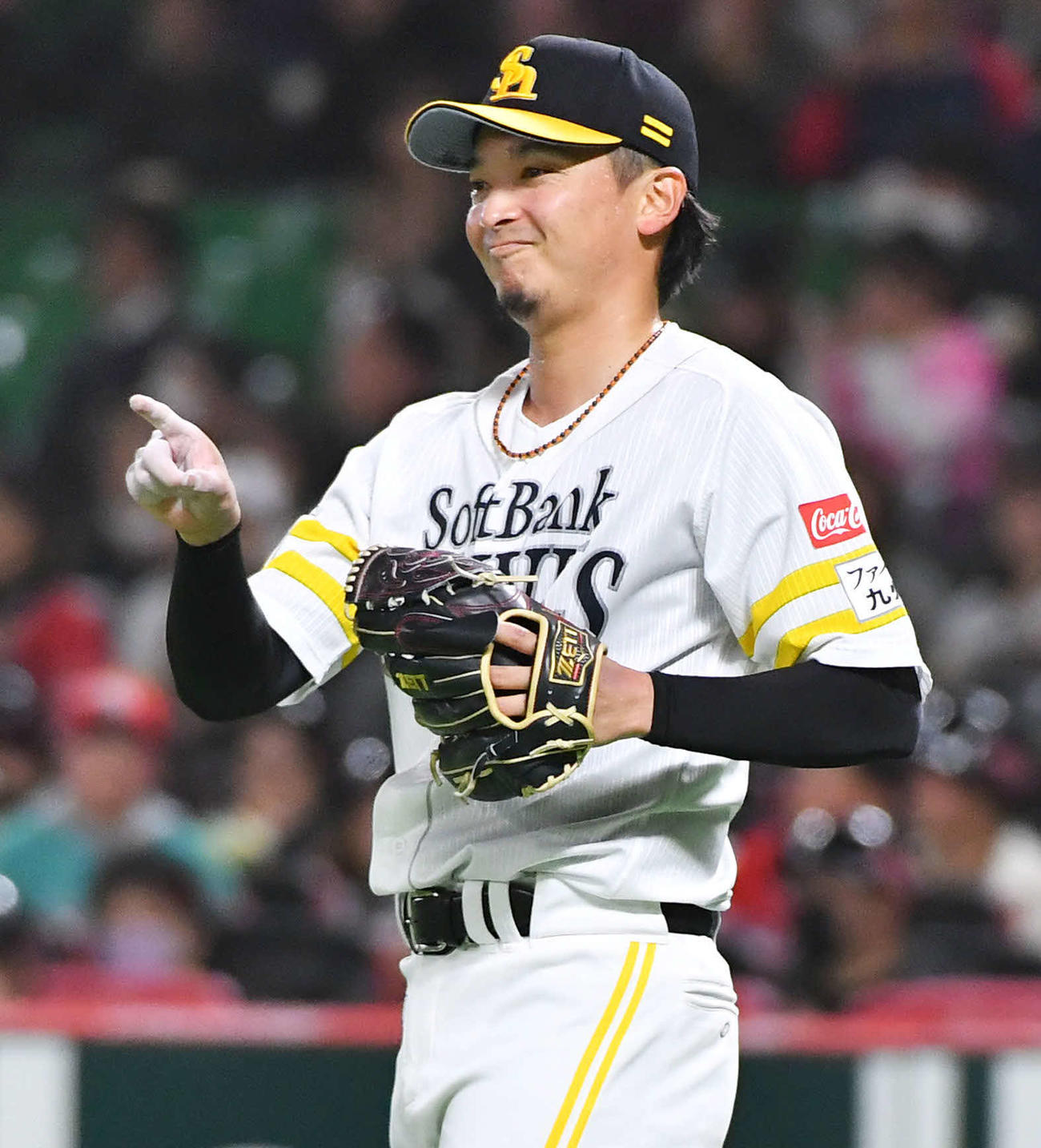 ソフトバンク対巨人　3回表巨人2死、松原の三ゴロを好守した井上を笑顔で指さす東浜（撮影・岩下翔太）