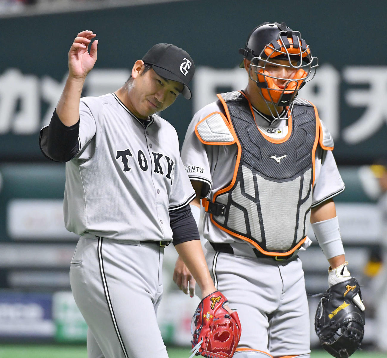 ソフトバンク対巨人　2回裏を終え、捕手大城卓（右）と話しながらベンチへ戻る菅野（撮影・岩下翔太）